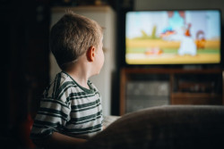 El contexto en el que se usan las pantallas antes de los 6 años tiene un impacto cognitivo y psicosocial diferente