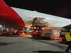  El corredor a&eacute;reo sanitario trae otros cinco millones de mascarillas en su octava operaci&oacute;n