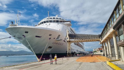 El crucero `Ambience` atraca por primera vez en Santander con 1.400 pasajeros y 600 tripulantes