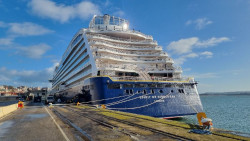  El crucero Spirit of Discovery parte hacia Las Palmas tras atracar en Santander m&aacute;s tiempo del previsto