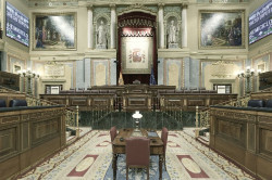  El decreto de convocatoria pondr&aacute; fecha a la constituci&oacute;n de las Cortes, que ser&aacute; antes de Navidad