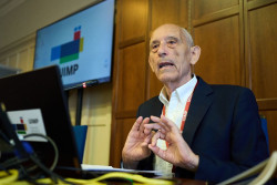 El director de la Fundaci&oacute;n Jorge Guill&eacute;n dice que ya no cree "ni en la poes&iacute;a ni en el poeta puro"