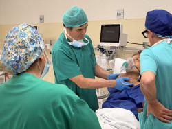 El doctor Diego Gonz&aacute;lez Rivas lidera una "compleja" cirug&iacute;a para extirpar un tumor gigante de 1,3 kilos