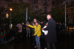 El encendido de las figuras de `Los Niños Construyen la Navidad` completa el alumbrado de Torrelavega