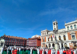 El Encuentro entre Jes&uacute;s Resucitado y su Madre congrega a miles de personas en la Plaza Mayor de Valladolid