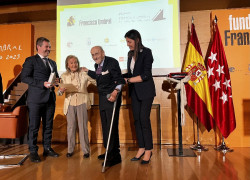 El escritor c&aacute;ntabro &Aacute;lvaro Pombo recibe el Premio Francisco Umbral