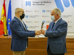 El exjefe de Urgencias de Valdecilla Samuel G&oacute;mez recibe el Premio al M&eacute;rito Profesional del Colegio de M&eacute;dicos