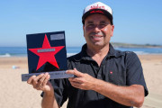 El fundador de la Escuela C&aacute;ntabra de Surf entra en el Paseo de las Estrellas de Surf de Ribamont&aacute;n al Mar