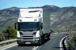 El Gobierno central aprueba ayudas de hasta 3.000 euros por persona para el permiso de conducir de camiones y buses