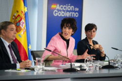 El Gobierno considera que el posible acuerdo con Vox en el Senado constata que "el PP ya es ultraderecha y el acuerdo de PSOE con Sumar es ultra izquierda"