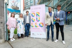 El Gobierno de Cantabria se suma al Día del Orgullo desplegando una lona arco iris en su sede