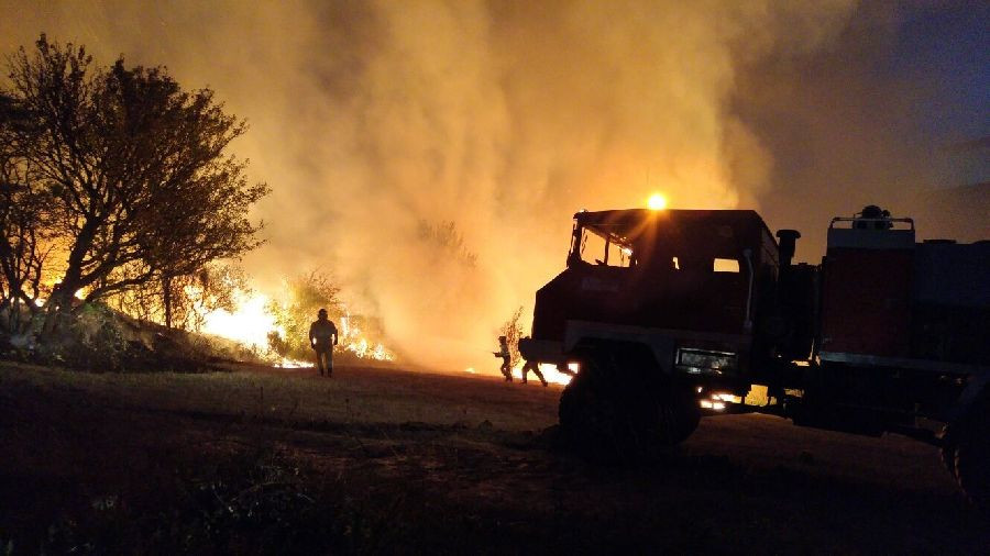 El Gobierno moviliza medios terrestres y a&eacute;reos para extinguir un incendio forestal en Valderredible