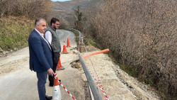 El Gobierno repara la carretera de acceso a Sarceda en Tudanca tras el argayo y hundimiento de la v&iacute;a
