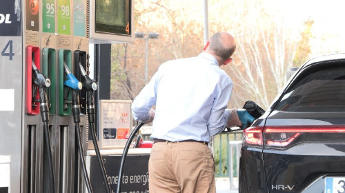 El Gobierno ultima una rebaja del IVA de los carburantes al 10% y otras rebajas fiscales en electricidad