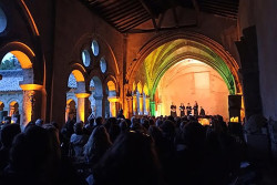 El grupo alem&aacute;n `VocaMe` llena la colegiata de Santillana dentro del ciclo `Caminos que nos unen`