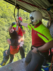  El helic&oacute;ptero de Cantabria rescata a una senderista asturiana herida cuando hac&iacute;a una ruta en Camale&ntilde;o y la lleva al aeropuerto
