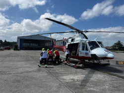 El helicóptero de Cantabria traslada de urgencia a un vecino de Polaciones tras sufrir un infarto al aeropuerto Seve Ballesteros porque Valdecilla carece de helipuerto
