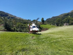 El helicóptero rescata en Arredondo a dos senderistas de 67 y 74 años enriscados