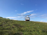  El helic&oacute;ptero y bomberos rescatan a una vaca ca&iacute;da a un arroyo en Campoo de Suso