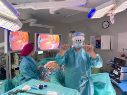 El Hospital Universitario La Luz realiza una "compleja" cirugía hepática con realidad aumentada