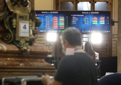 El Ibex 35 corrige un 0,61% en la media sesi&oacute;n, pero aguanta los 18.000 puntos