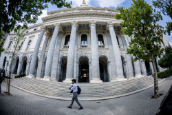 El Ibex 35 pierde los 19.300 puntos tras caer un 0,42%, con el crudo en 78 d&oacute;lares