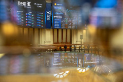 El Ibex 35 sube un 0,4% en la media sesi&oacute;n y enfila los 20.200 puntos, con el crudo en menos de 90 d&oacute;lares
