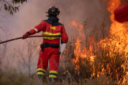 El incendio de Niebla supera las 4.000 hect&aacute;reas ante la dificultad por los cambios de viento