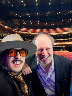 El m&uacute;sico venezolano Mario Capodicasa inaugura en Santander una galer&iacute;a dedicada a la m&uacute;sica con un concierto