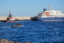 El `MV Hondius` llega al puerto de Rotterdam, donde cumplir&aacute;n cuarentena sus 27 ocupantes