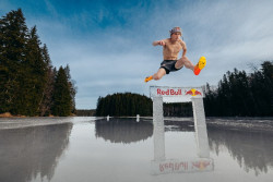 El noruego Karsten Warholm salta vallas sobre un lago congelado en Noruega