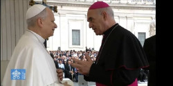 El obispo de Santander entrega al Papa una imagen de la Bien Aparecida en una audiencia en el Vaticano
