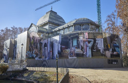 El Palacio de Cristal continúa su exhibición pública con la lona `Gran friso`, pese a las obras de restauración