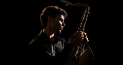 El Palacio de Festivales acogerá esta semana un espectáculo de danza y un concierto del músico de jazz Juan Saiz