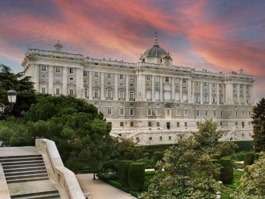 El Palacio Real se ti&ntilde;e de rojo para celebrar la victoria de Espa&ntilde;a en el Mundial