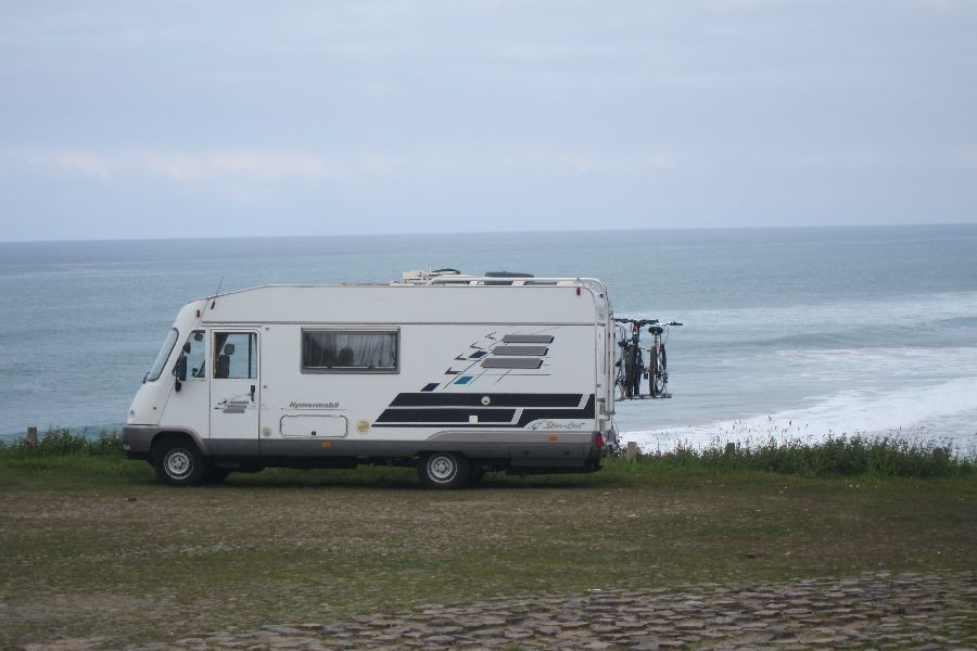 El Parlamento insta a Turismo a establecer mecanismos para evitar la pernocta indiscriminada de autocaravanas