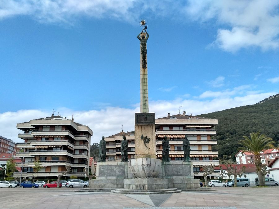 El Parlamento pide incoar el expediente para declarar como BIC el monumento de Carrero Blanco en Santo&ntilde;a