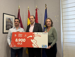 El patinador Javier Fern&aacute;ndez entrega un cheque solidario a DOWN Espa&ntilde;a