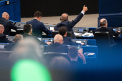 El PE culmina su visto bueno a la reforma que endurece pol&iacute;tica migratoria y consolida los centros de deportaci&oacute;n