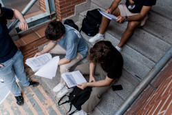 El porcentaje de españoles con bajo nivel educativo es de más del doble que en la UE: El 35% tiene como máximo ESO