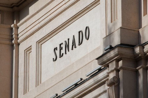 El PP tienta a Junts y PNV para aprobar esta semana en el Senado la exigencia de elecciones que veta el Congreso