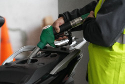 El precio del petr&oacute;leo cae hasta los 105 d&oacute;lares tras el acuerdo entre Trump y Putin sobre el di&eacute;sel ruso