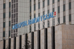 El Ramón y Cajal retransmite por primera vez en España una operación con el nuevo robot `Versius` ante 500 cirujanos