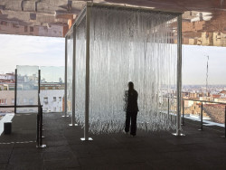 El Reina Sofía sube tres esculturas a su terraza para que "muten" con la luz del sol a lo largo del día
