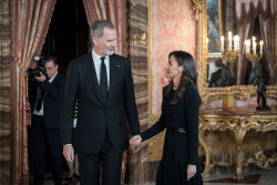 El Rey defiende el espa&ntilde;ol como "instrumento poderos&iacute;simo" ante un &Aacute;lvaro Pombo ausente por motivos de salud