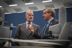 El Rey visita el espacio de ARMMO en INDUDEF 2026 y conoce su interceptor aut&oacute;nomo de drones
