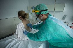 El Sindicato Médico ve una "aberración" que médicos y enfermeras compartan escala profesional, como pide el Parlamento