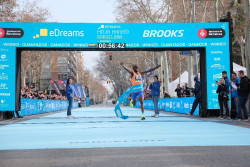 El ugand&eacute;s Jacob Kiplimo destroza el r&eacute;cord del mundo de medio marat&oacute;n en Barcelona