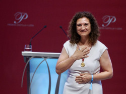 Elena Garc&iacute;a Armada, creadora del exoesqueleto pedi&aacute;trico, recibe la Encomienda con Placa de la Orden de Alfonso X
