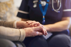 Enfermeros de cuidados piden medicalizar residencias y adaptar los hospitales al envejecimiento de la poblaci&oacute;n